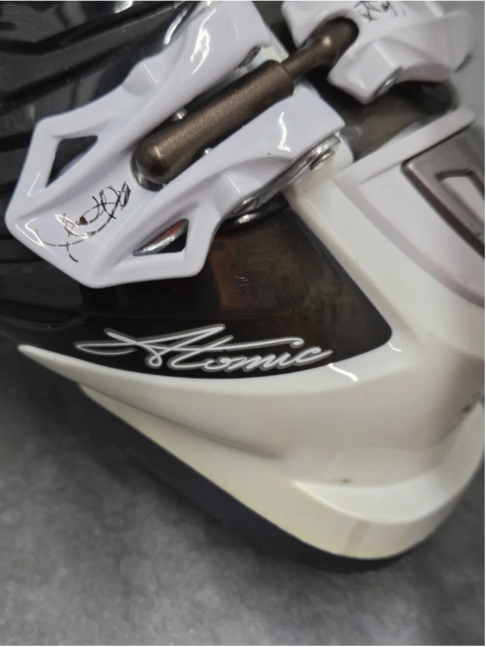 Atomic Hawx 90 Thermal Fit Hi-Perf Fit 100mm 22.0-22.5 Pre-owned